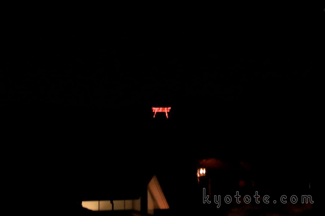 伏見稲荷大社の本宮祭の提灯で作られた鳥居