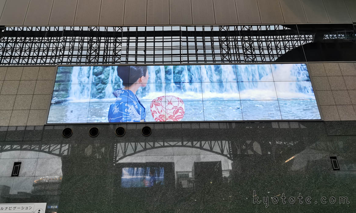 京都駅の大型サイネージ