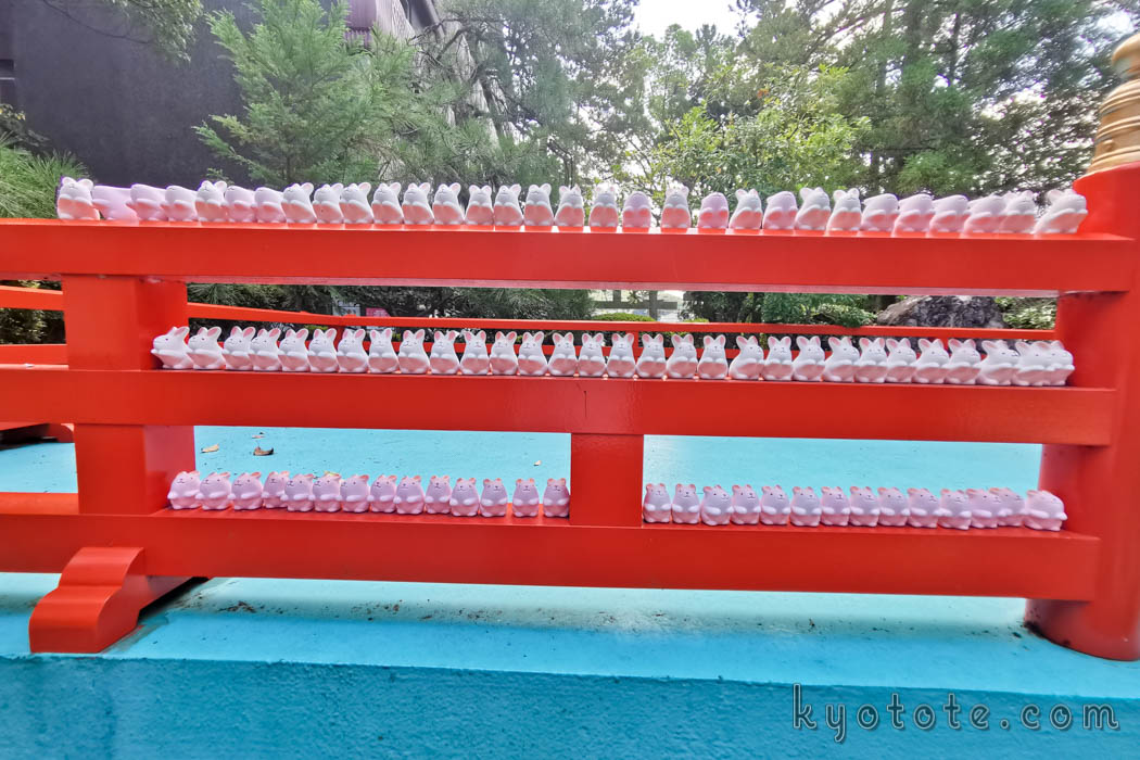 京都の岡崎神社のうさぎみくじ